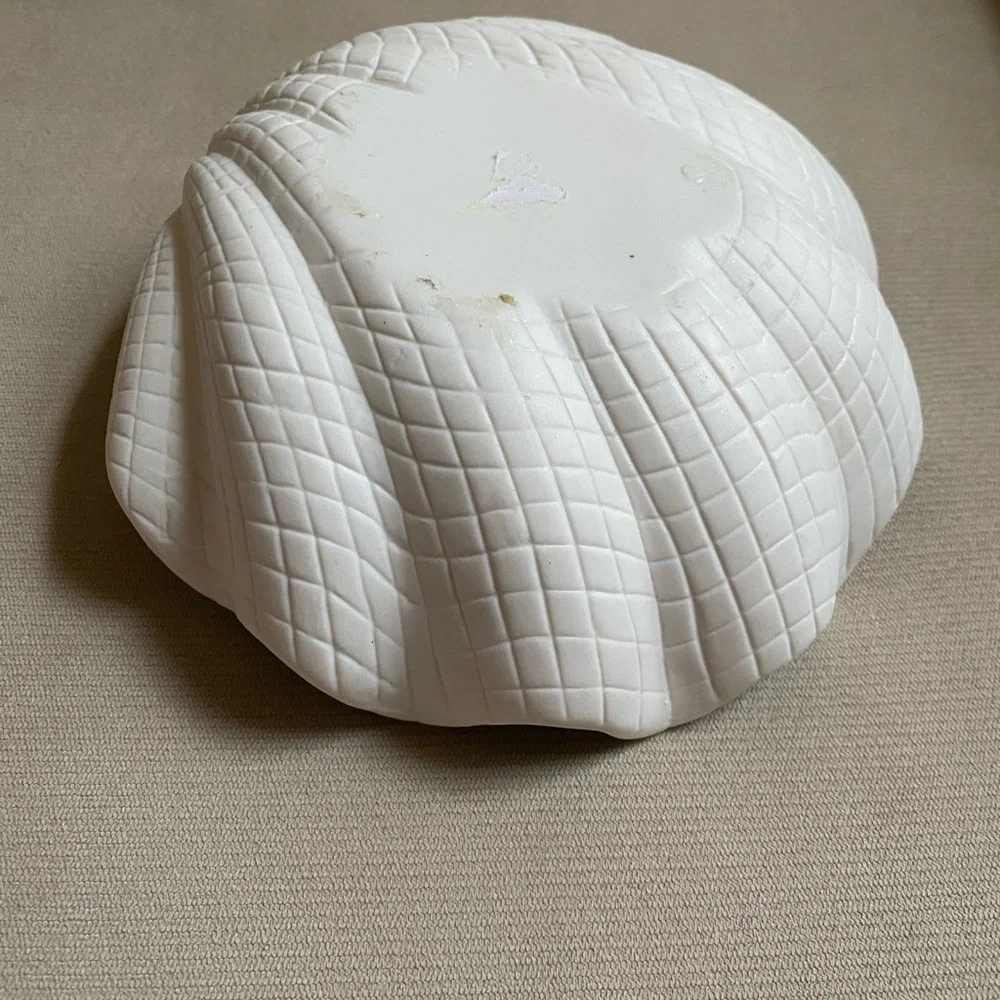 CERAMIC SEA SHELL DECORATIVE BOWL WITH CRAB ACCENT